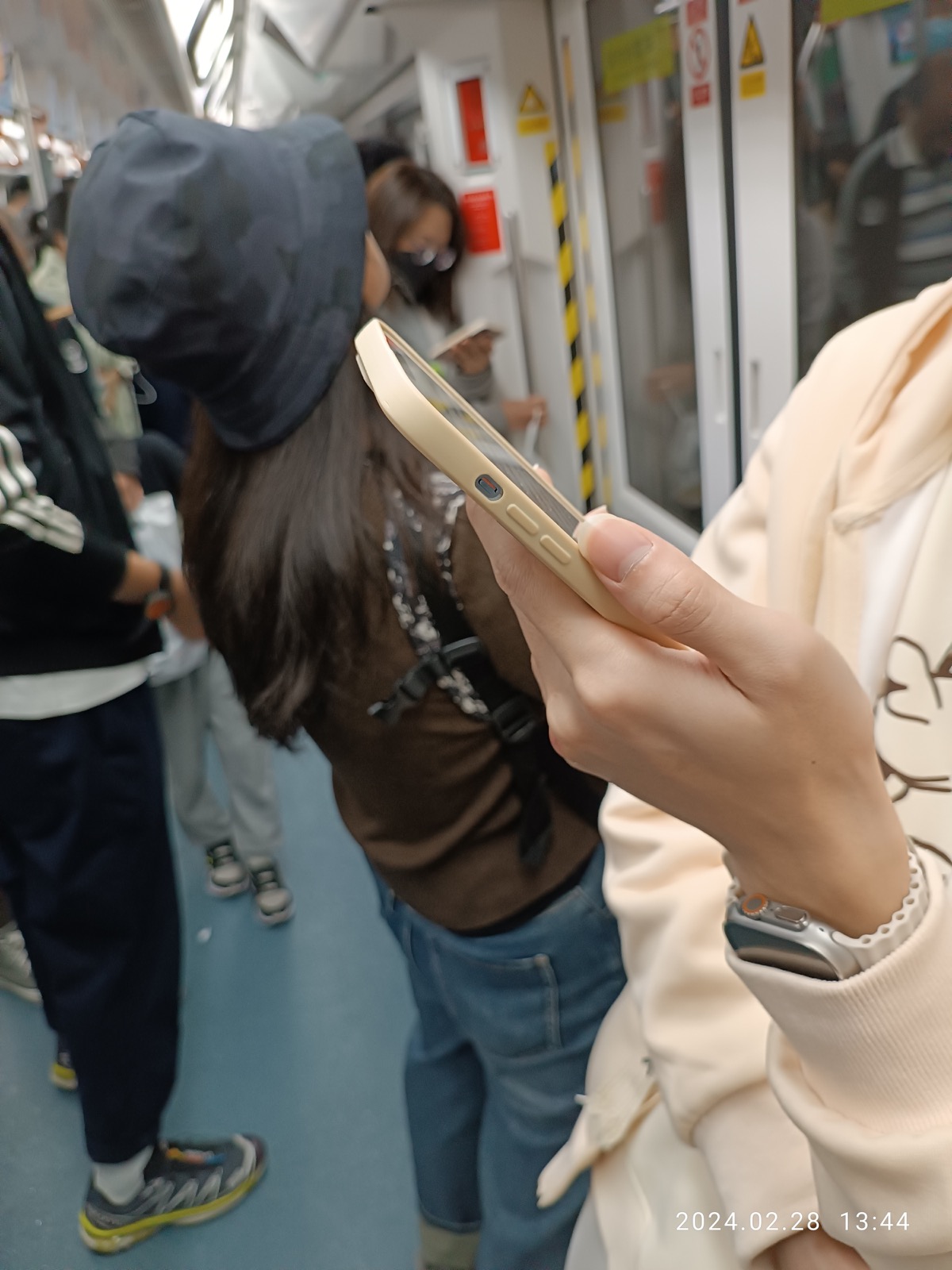 A Shenzhen Metro passenger holding a smartphone